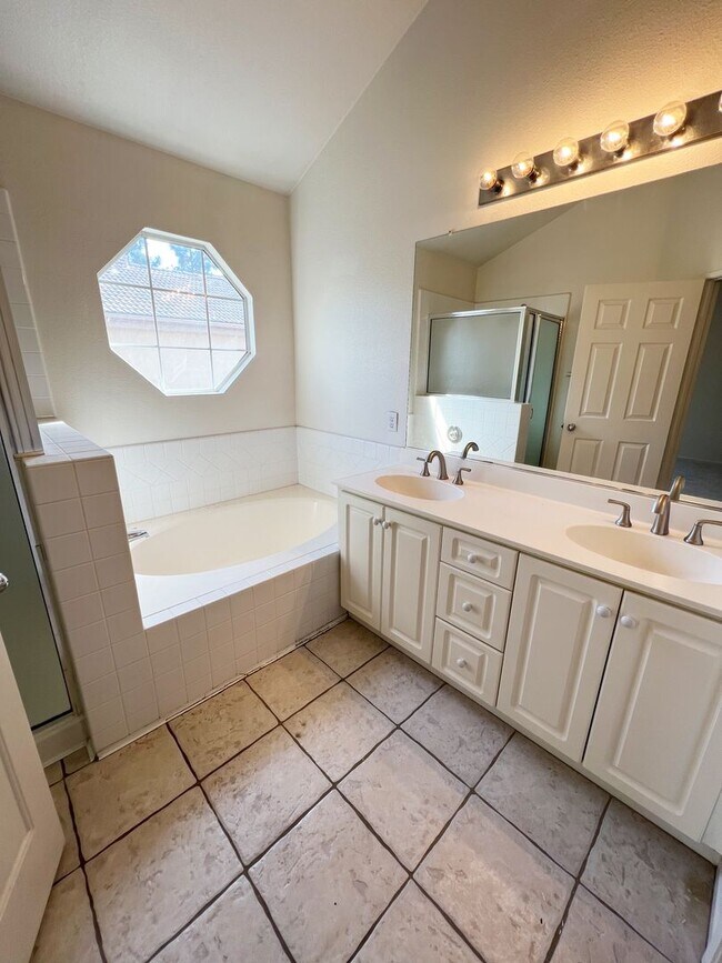 Building Photo - Large Townhome - 3 Bed/ 3 Bath with 2 car garage in Carmel Valley!
