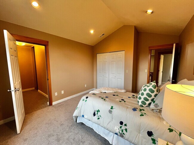 Building Photo - Seabeck Heights Home with Pickle Ball Court!