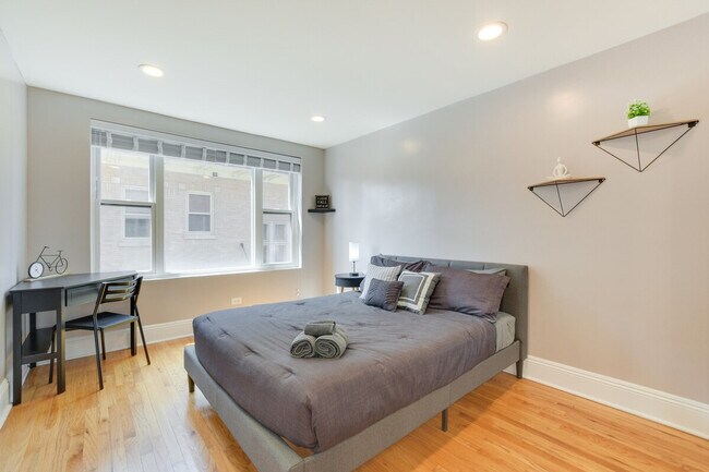 Building Photo - 7425 N Sheridan Rd