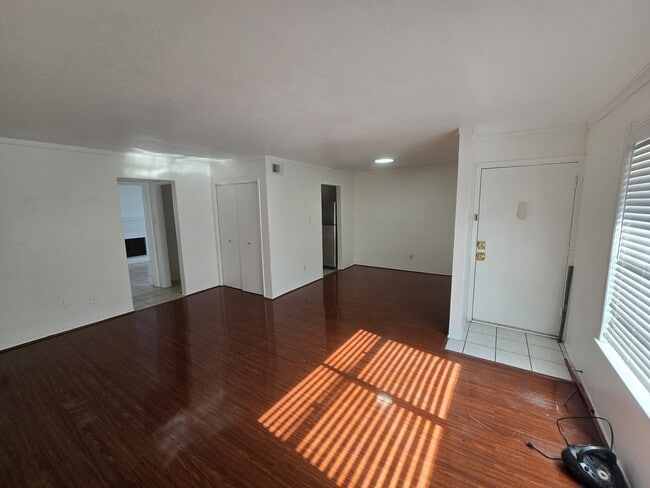 Building Photo - 8071 Meadow Park Dr