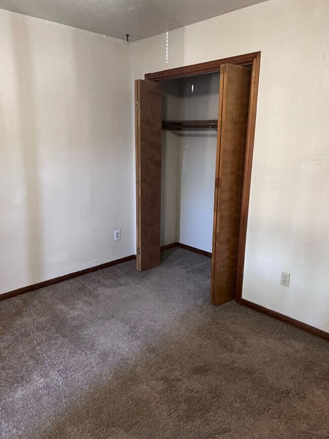 Building Photo - 2 bedroom/1 bathroom Duplex