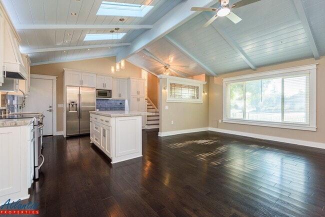 Building Photo - Gorgeous Home | Remodeled | Desirable Location
