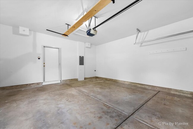 Building Photo - 820 Crossing Way