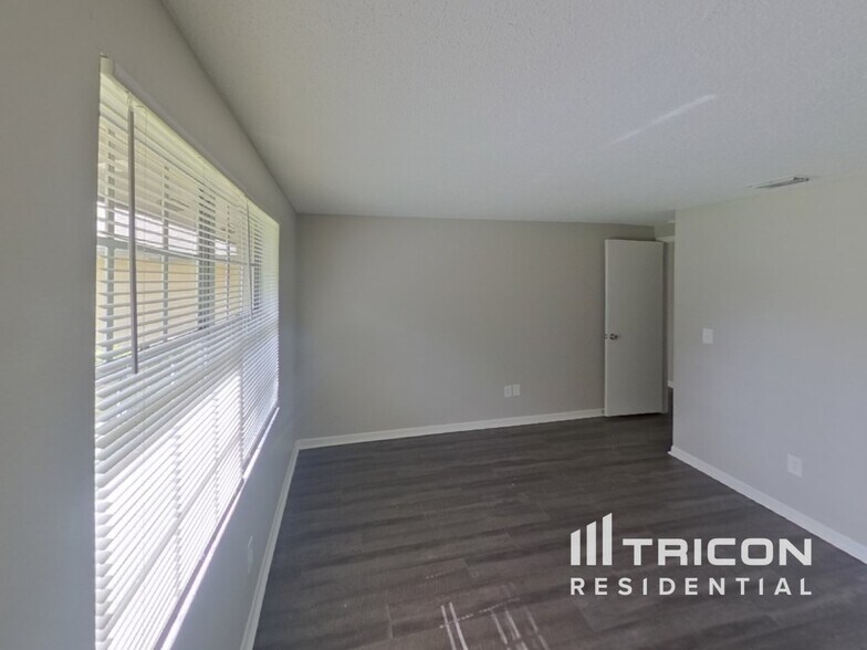 Building Photo - 1203 Seffner Valrico Rd