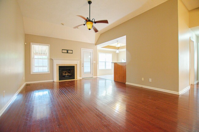 Building Photo - Pet Friendly Three Bedroom with Bonus in S...