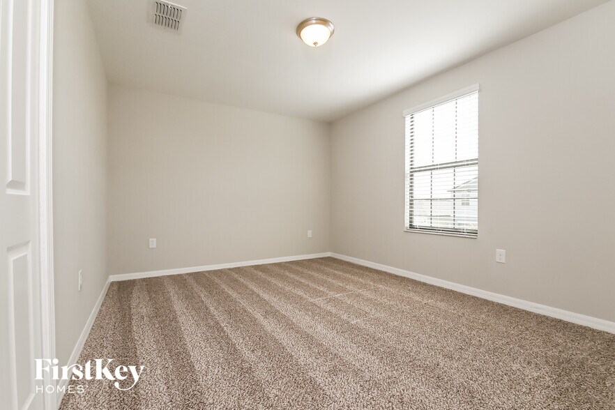 Building Photo - 14827 Crescent Rock Dr
