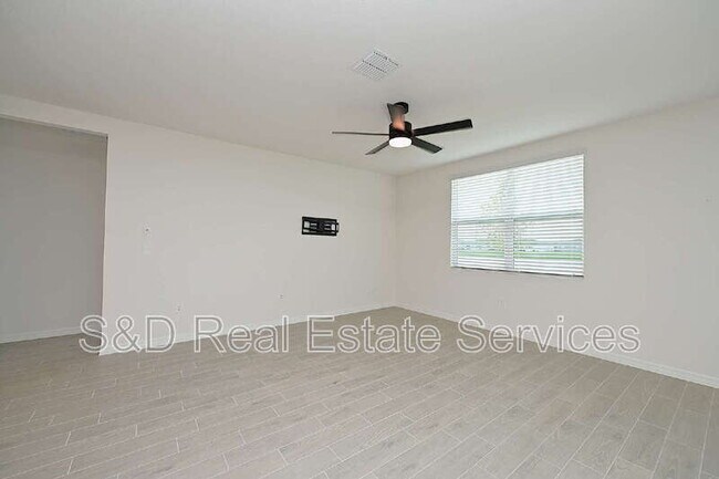 Building Photo - 2106 Rosewood Dr