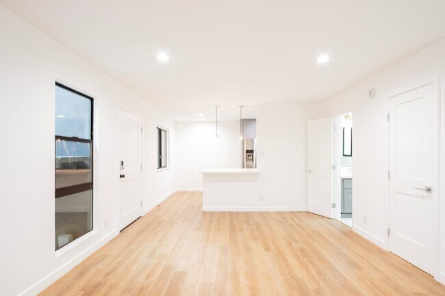 Interior Photo - 520 Pacific St