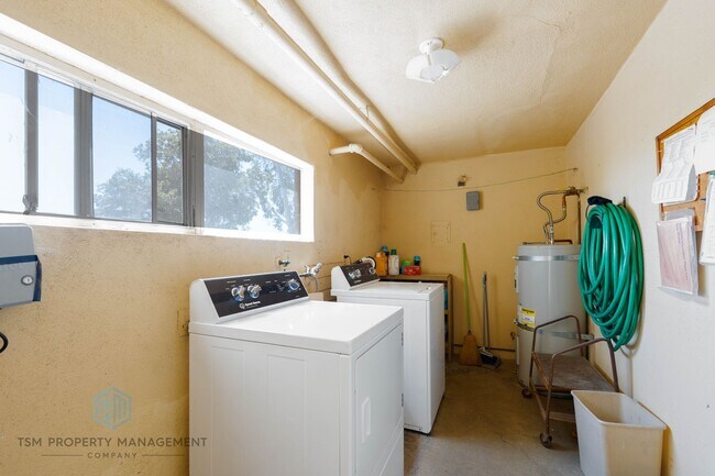 Building Photo - 2 Bedroom 2 Bath Condo in Pasadena!