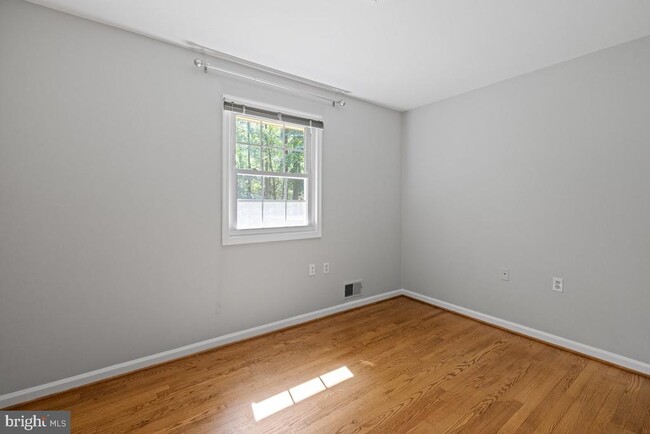 Building Photo - 39225 Foxhill Rd