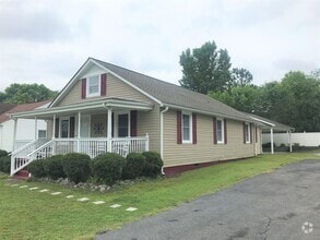 Building Photo - Lovely 3 Bedroom/2 Bathroom… Waiting for Y...