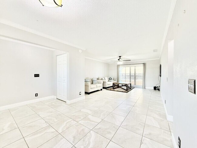 Building Photo - 200 Countryclub Drive - 808