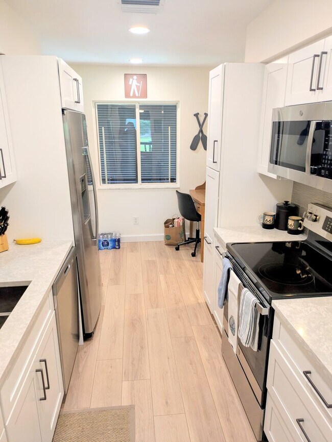 Building Photo - SEASONAL/SHORT TERM TURNKEY condo