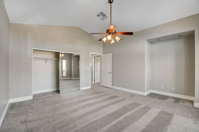 Building Photo - COMING SOON!! $1000 off 1st months Rent Guard-Gated Golf Course Living on the 14th Green!