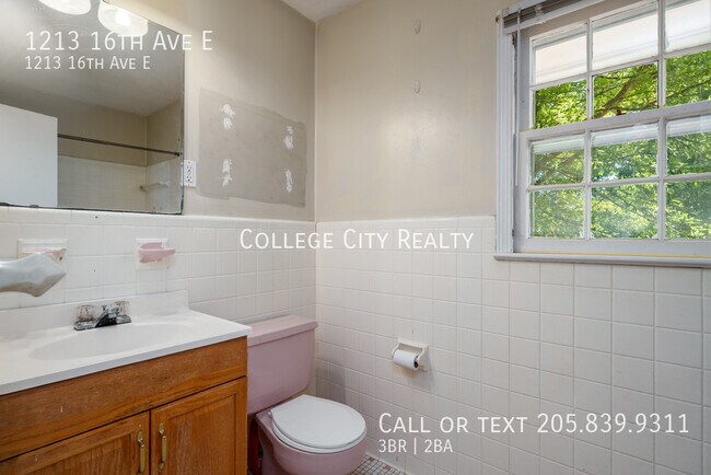 Building Photo - 1213 16th Ave E