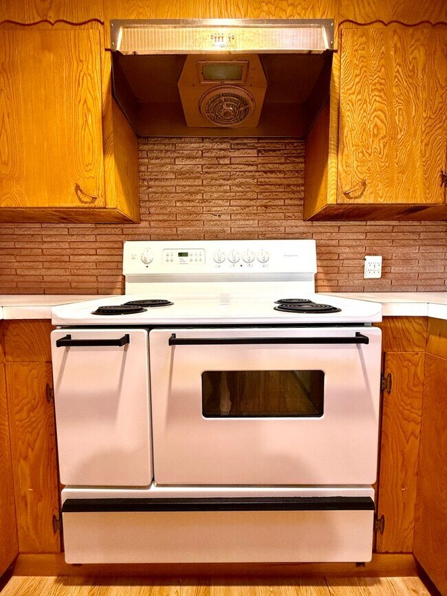 Building Photo - **50% OFF FIRST MONTH'S RENT** Country Liv...