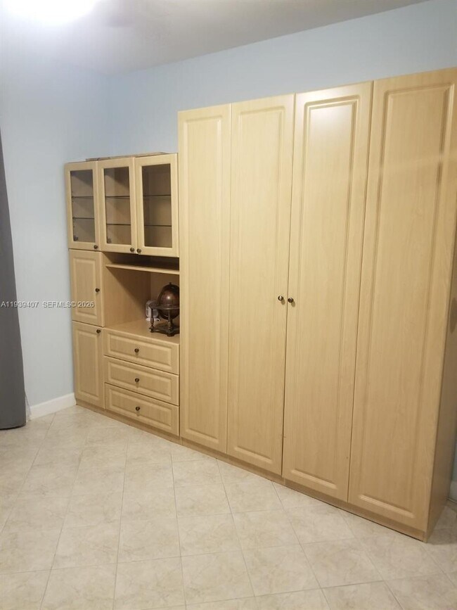 Building Photo - 2500 Parkview Dr