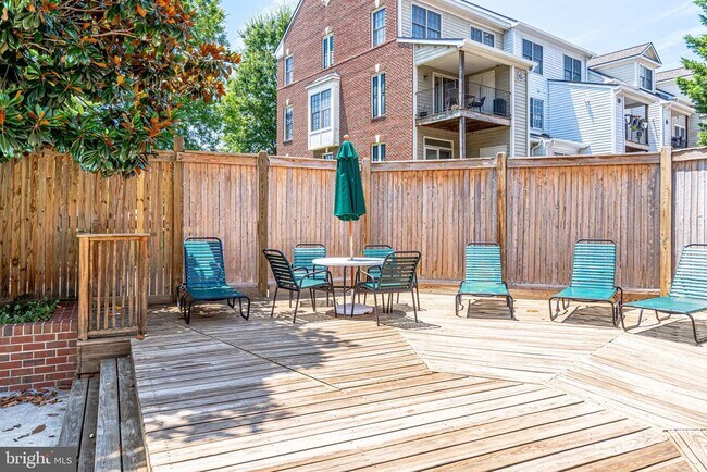 Building Photo - 1716 W Abingdon Dr