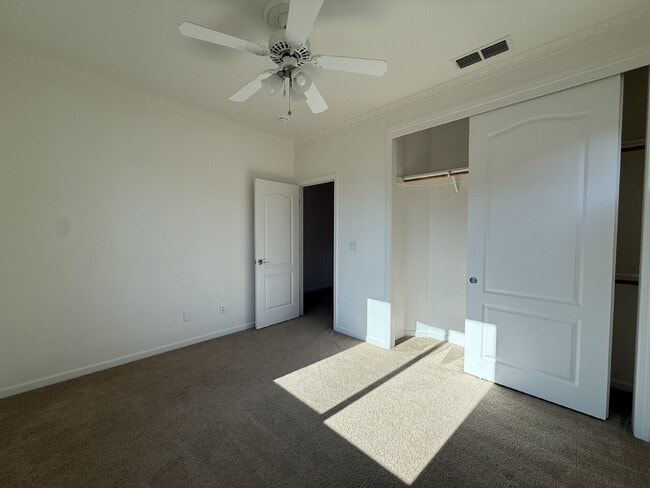 Building Photo - 3 Bedroom 3 Bath Beauty in West Sacramento!