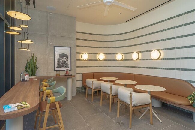 Building Photo - 610 Davis St