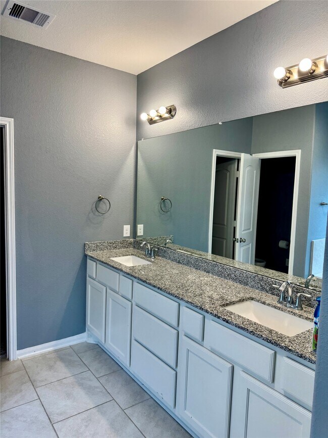 Building Photo - 13018 Laura Lake Dr