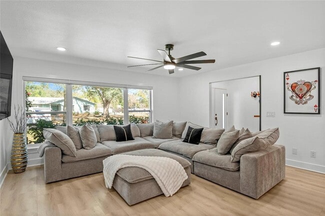 Building Photo - 2350 Sherbrooke Rd