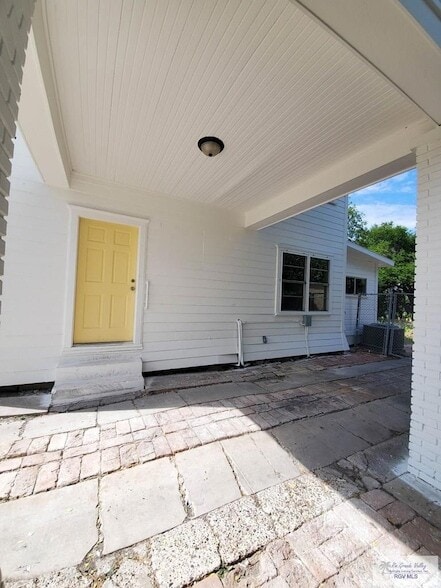 Building Photo - 510 W Buchanan St