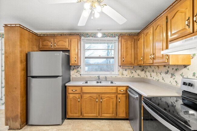 Building Photo - 3 Bedroom 1 1/2 Bath Home For Rent Near Madison Street!