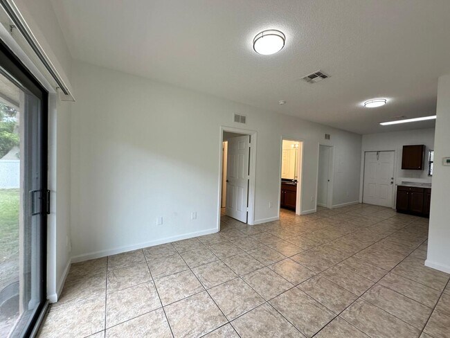 Building Photo - 1045 Villas LLC (1035 NE 10th Ave)