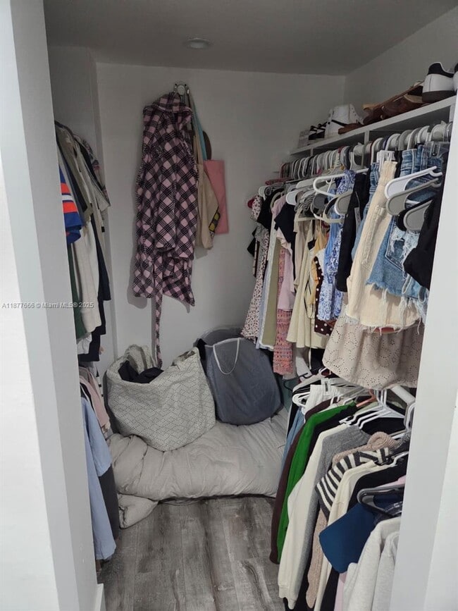 Building Photo - 9320 Fontainebleau Blvd