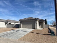 Building Photo - 3 Bedroom 2 Bathroom Home