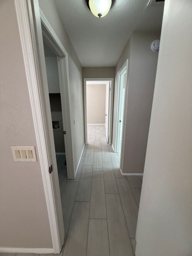 Building Photo - Newly Remodeled Glendale Home