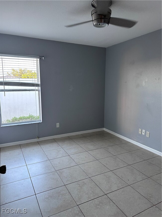 Building Photo - 2926 SE Santa Barbara Pl