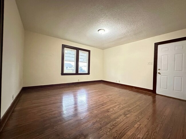 Building Photo - 811 Pembroke Oak Grove Rd