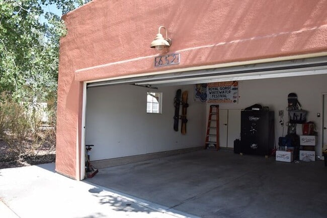 Building Photo - 3 bedroom 2 bath near golf course