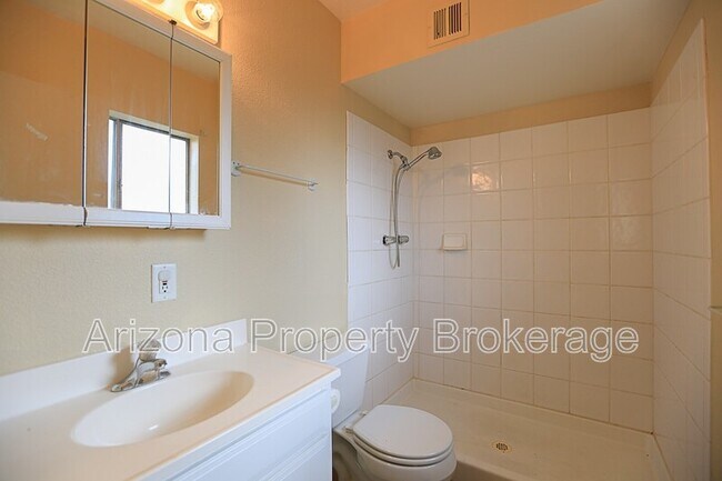 Building Photo - 2408 W Morten Ave