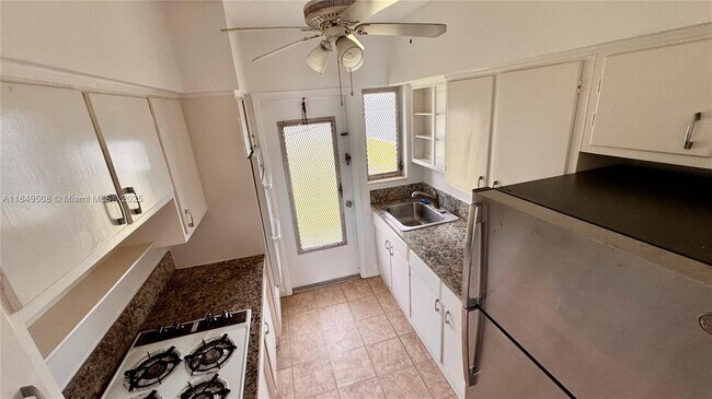 Primary Photo - 7921 East Dr