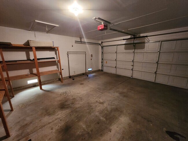 Building Photo - Cozy 3Bed/2Bath/2Car Residence located in North Las Vegas!
