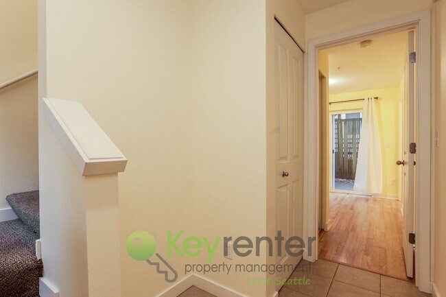 Building Photo - Sophisticated Seattle Home with Stunning Interiors