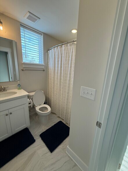 Building Photo - 219 S Bruns Ave