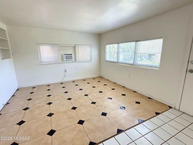 Building Photo - 833 W Tipton Dr