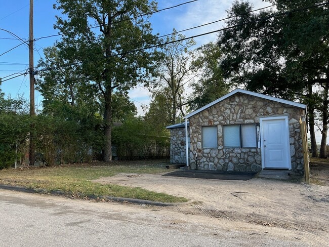 Building Photo - 8826 Crestview Dr