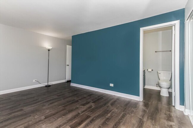 Building Photo - 10373 Dearlove Rd