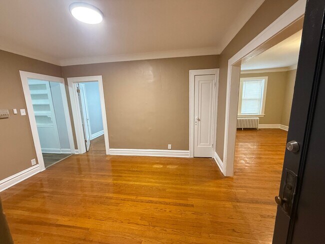 Building Photo - 2843 W Berteau Ave