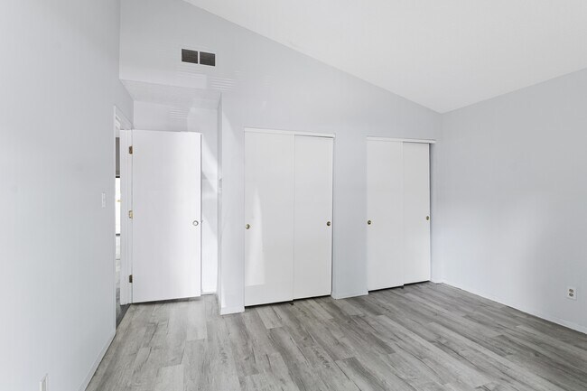 Building Photo - 2302A Melrose Dr