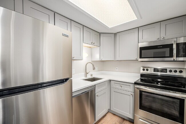 Building Photo - "Cozy 1-Bedroom Condo Retreat in Prime Tho...
