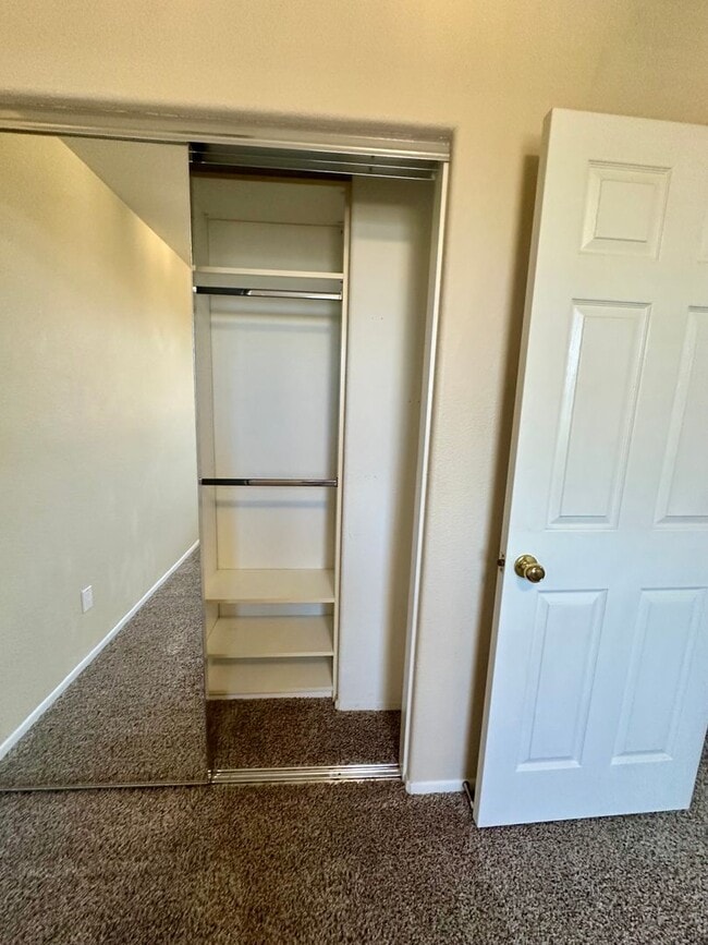 Building Photo - Large 3 bedroom home with loft and large b...