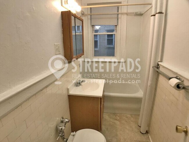 Building Photo - bedroom in Boston MA 02215