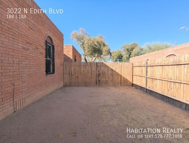 Building Photo - Adorable 1bed/1bath brick home w/ an enclo...