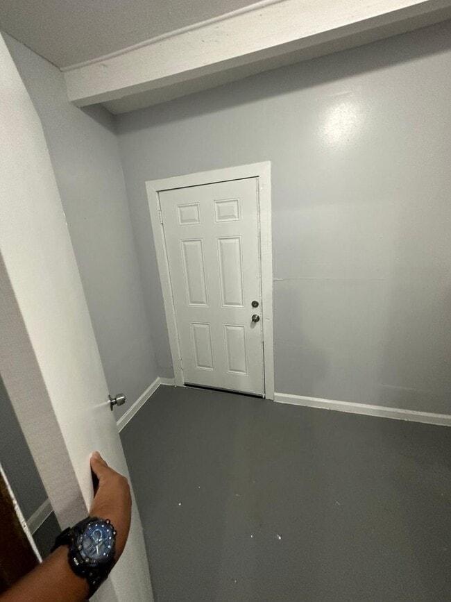 Building Photo - Fully Renovated 3/2 Available for Immediat...